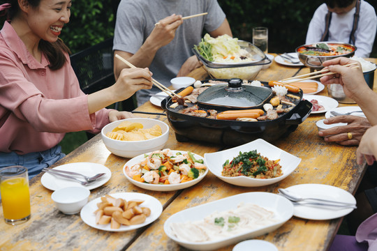 亚洲家庭喜欢在户外院子里一起吃烧烤。