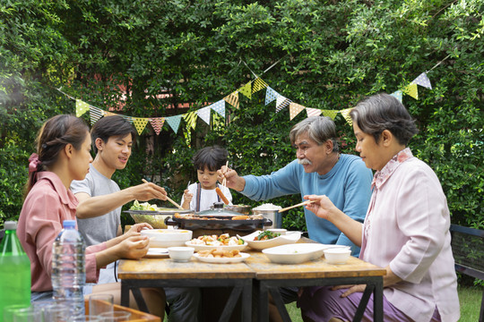 亚洲人喜欢在院子里吃烧烤来庆祝特殊的节日。