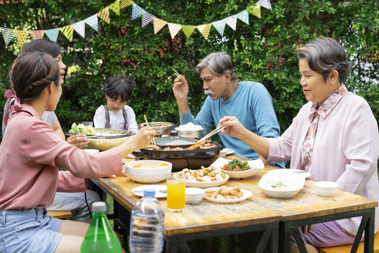 亚洲人喜欢在院子里吃烧烤来庆祝特殊的节日。