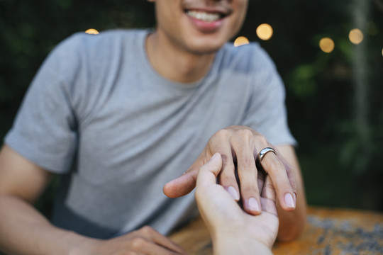 女人用订婚戒指向男人求婚。