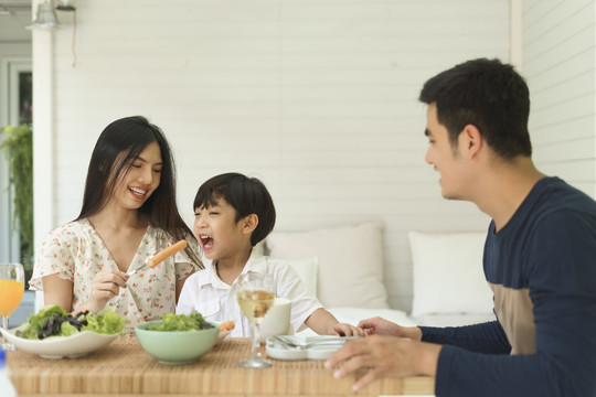 快乐的亚洲家庭在家一起吃午餐或早餐