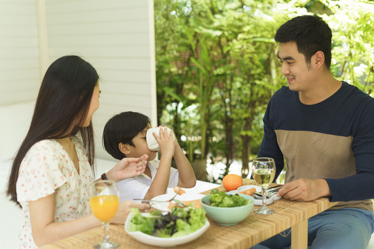 亚泰家庭喜欢在家里吃健康的午餐或早午餐。