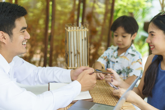 亚裔母子在接待处领取了一张酒店卡。