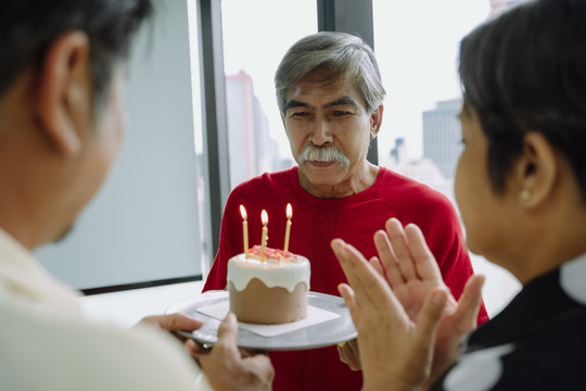 老人们用蛋糕给老人庆祝生日聚会。