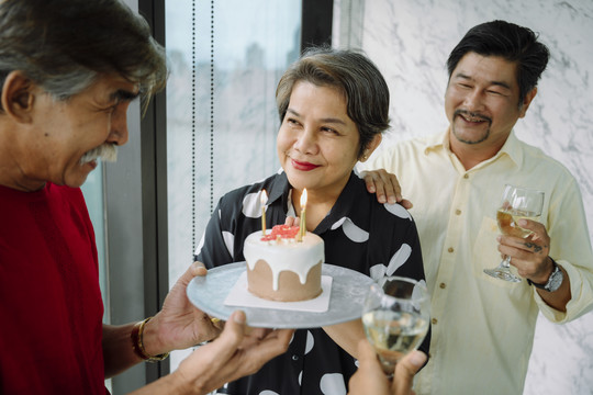 老人们用蛋糕给老太太庆祝生日聚会。