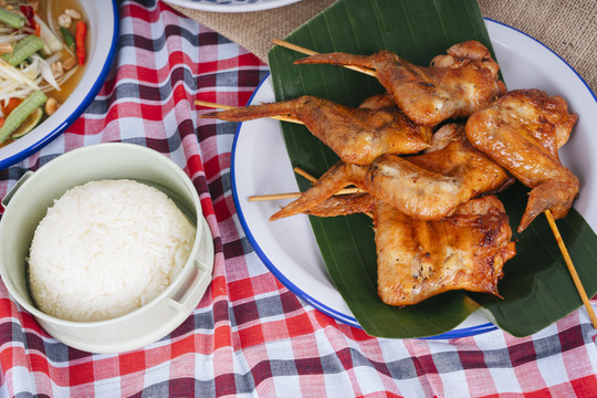 顶视图-香蕉叶烤鸡和糯米。是北方的食物。