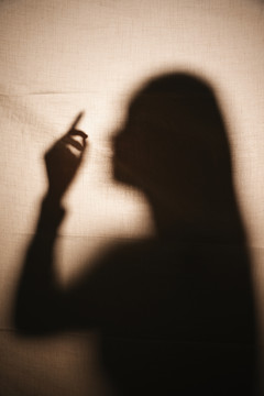 恐怖的阴影。墙后的长发女人。神秘幽灵。