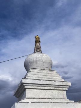 布达拉宫广场的藏传佛教白塔