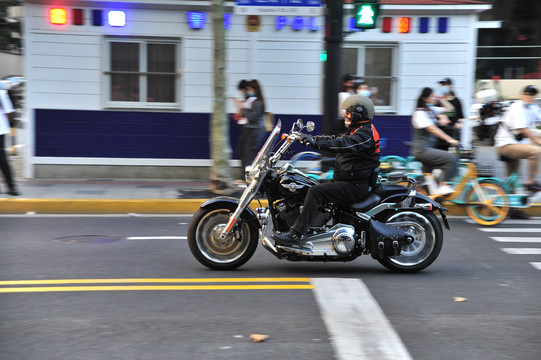 武康路上的哈雷摩托车