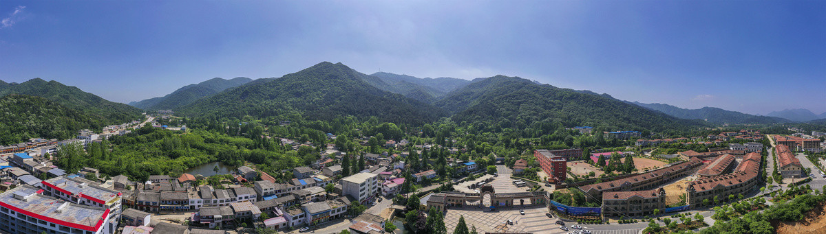 信阳鸡公山风景区西北门宽幅全景