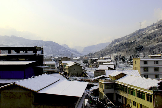 房屋山川雪景