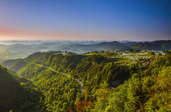 俯瞰远山村庄夕阳