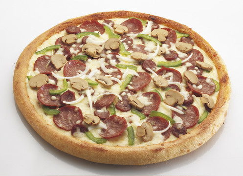 白色背景上的披萨。