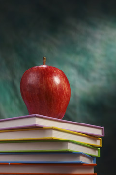 一堆书上的苹果。