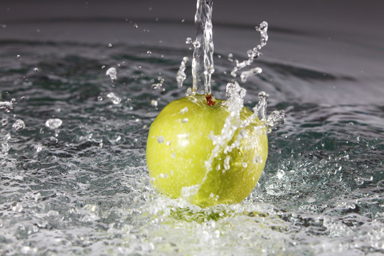 把水倒在苹果上。
