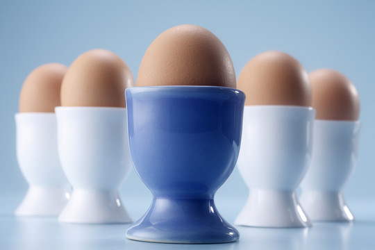 鸡蛋杯上的鸡蛋图片