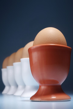 鸡蛋杯里的一排鸡蛋