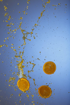 橙汁飞溅的股票图像