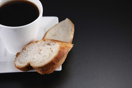 咖啡和两片法式面包放在桌面上。