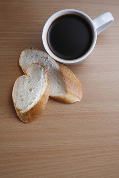 咖啡和两片法式面包放在桌面上。