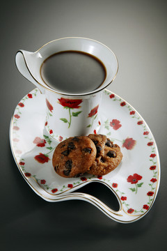 黑底巧克力饼干和咖啡