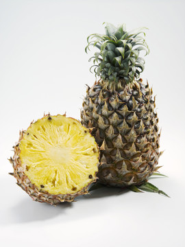 素色背景上的新鲜菠萝。