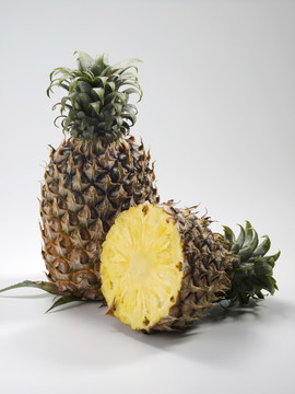 素色背景上的新鲜菠萝。