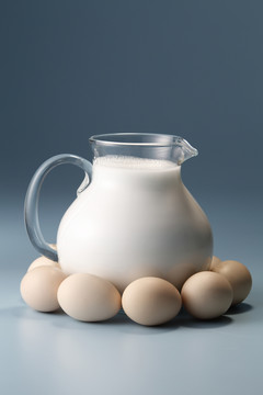 牛奶和鸡蛋的库存图像