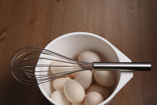 鸡蛋和搅拌器的顶视图。