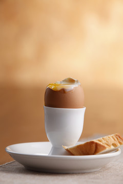 鸡蛋杯上煮鸡蛋的图片