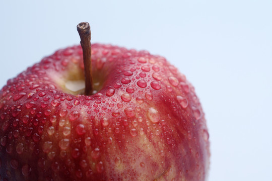 在彩色背景上分离出来的湿红苹果。