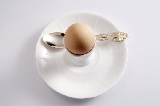 背景上孤立的蛋杯上的蛋。