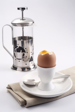 半煮鸡蛋和咖啡压榨机。