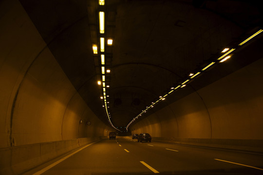 穿过隧道的汽车很少
