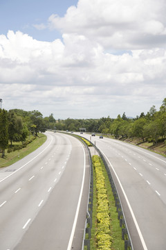 汽车在高速公路上行驶的广角垂直视图。