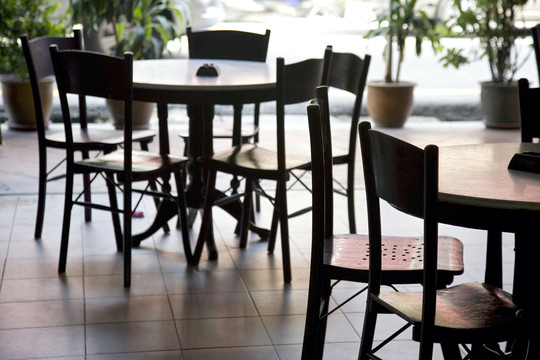 传统城市咖啡馆为客人准备的咖啡桌