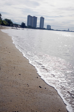 海洋景观-大海，金色沙滩，蓝天白云。