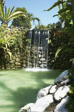 美丽的瀑布和绿色景观