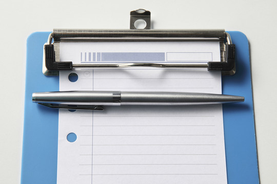 在剪贴板上用笔写一张空白的每日计划单。