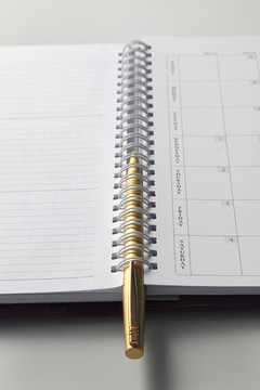 钢笔和空白记事本的特写镜头