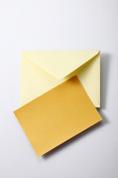 用空白纸打开的信封（邮件主题）