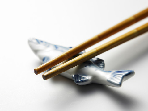 一双筷子的特写镜头。