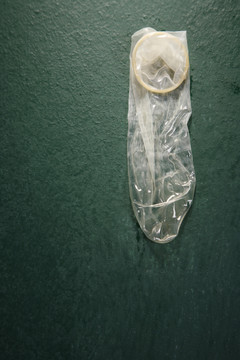 黑板前的避孕套图片