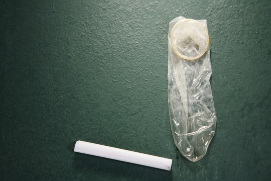 黑板前的避孕套图片