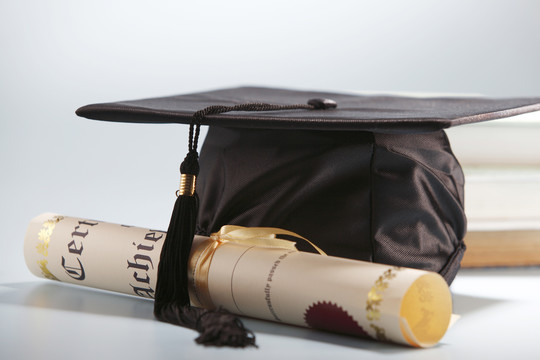 带证书的毕业帽。