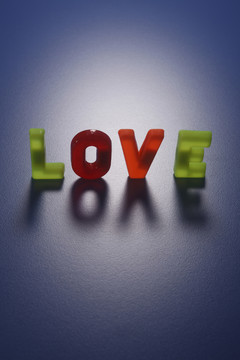 爱是由字母组成的。