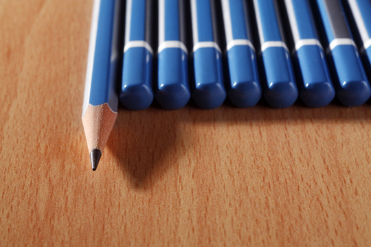 一排钝头铅笔中的一支削尖的铅笔