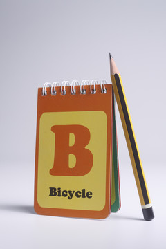 b自行车，带铅笔的小教育便笺本