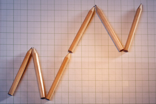 股票图像的铅笔排列在一个图形线的形状