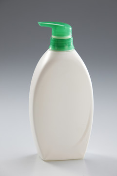 白色塑料瓶隔离在普通背景上